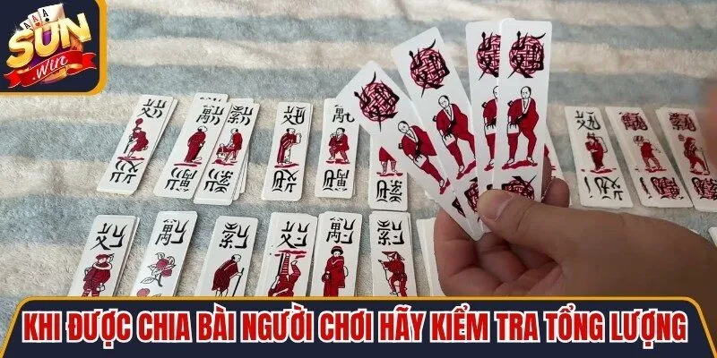 Khi được chia bài người chơi hãy kiểm tra tổng lượng quân rác