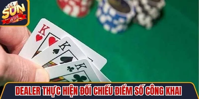 Dealer thực hiện đối chiếu điểm số công khai để phân thắng thua