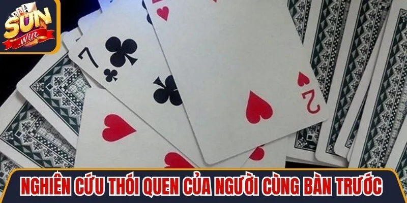 Nghiên cứu thói quen của người cùng bàn trước khi xuống bài